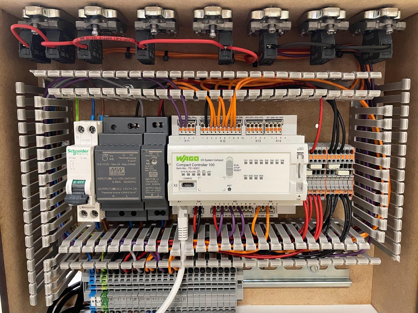 Armario eléctrico con autómata WAGO CC100, disyuntor y fuentes de alimentación